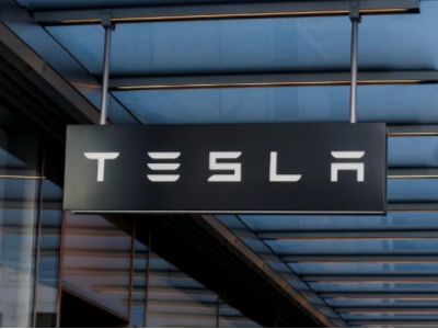 特斯拉(TSLA.US)财报震撼：股价创十年最大涨幅 华尔街激辩后市是涨是跌？