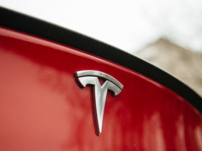 特斯拉(TSLA.US)取得新专利 开放FSD授权指日可待？