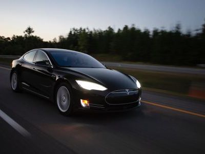 获特朗普赞不绝口的马斯克迎政策“呵护”，特斯拉（TSLA.US）自动驾驶审批或上演“加速度”