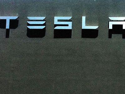 特斯拉(TSLA.US)股价狂飙31%后现市场分歧 分析师预警28%下行风险