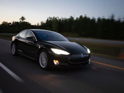 特斯拉(TSLA.US)在老家面臨“背刺” 或將被排除在加州新電動車稅收抵免之外