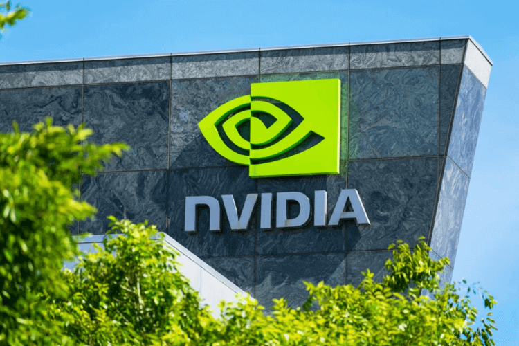 英偉達(NVDA.US)獲散戶大力追捧！2024年淨買進超300億美元